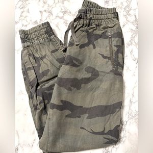 Tapered Elastic Camo Joggers